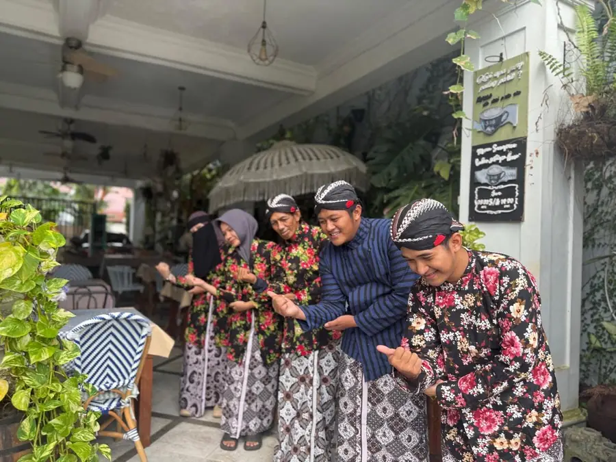 Tim Pojoke Segara berpakaian adat Jawa berfoto bersama di kafe