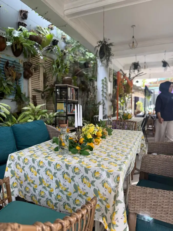 Meja berkain motif lemon dengan rangkaian bunga kuning