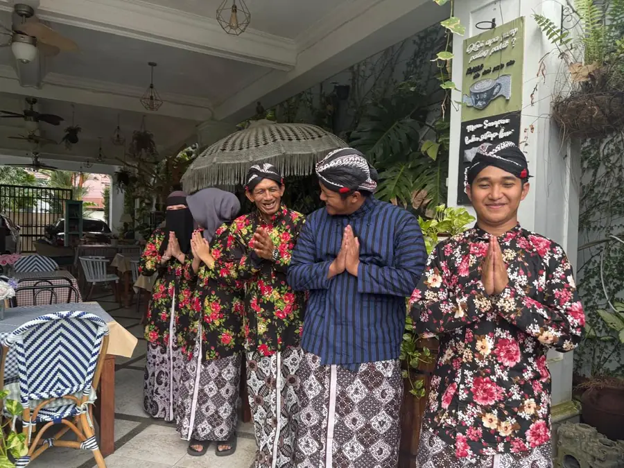 Tim Pojoke Segara berpakaian adat Jawa menyambut pengunjung